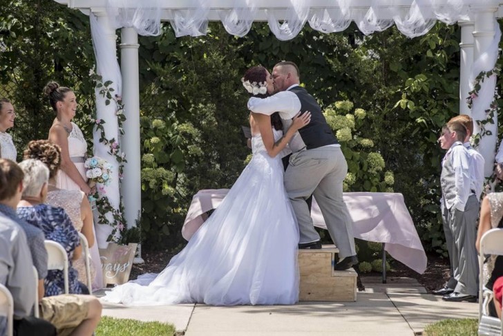 4. Maintenant, vous pouvez embrasser la mariée... s'il y arrive