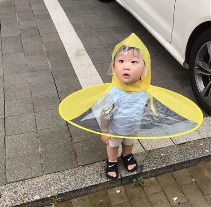 La soluzione migliore per riparare dalla pioggia i bambini: così non avranno l'ingombro dell'ombrello!