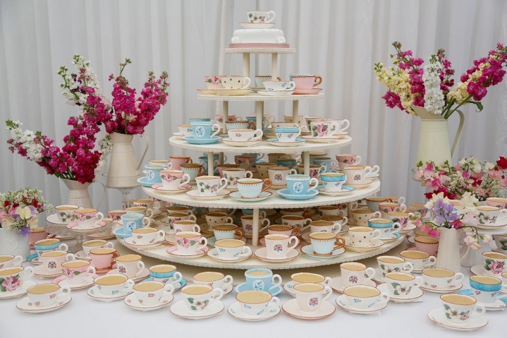 1. Parecen muchas tazas separadas, pero en realidad son pequeñas tortas que forman una gran torta de bodas...¿quieren un pedazo? o sea, ¿una taza?