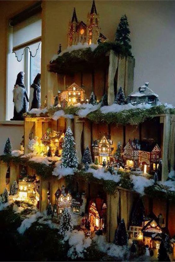 Maar als je een meer rustieke en snellere oplossing wilt, kan je houten kisten in de vorm van een boom in elkaar te zetten en ze vervolgens gebruiken voor kerstlandschappen