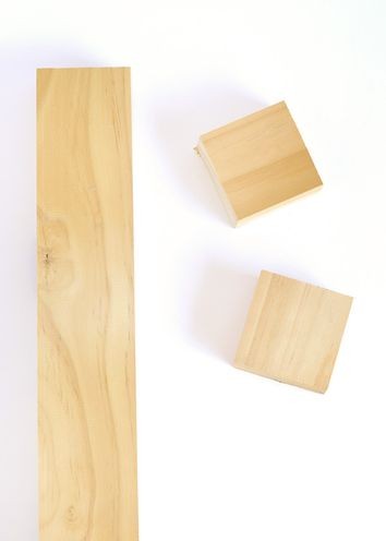 1. Tagliate la doga di legno in tanti quadratini di 7 cm quanti saranno i porta lumini che volete realizzare