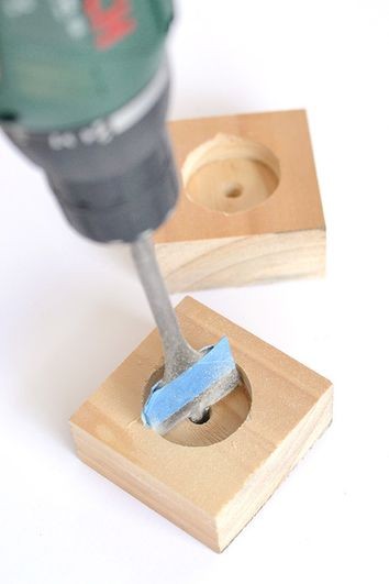 2. Indicate sulla punta del trapano, con l'aiuto del nastro adesivo, la profondità desiderata per l'invito che scaverete in ogni blocco di legno, in modo da non affondare troppo
