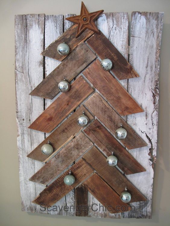 1. Avec des planches en bois disposées en arêtes de poissons sur un panneau, et des crochets où suspendre des décorations
