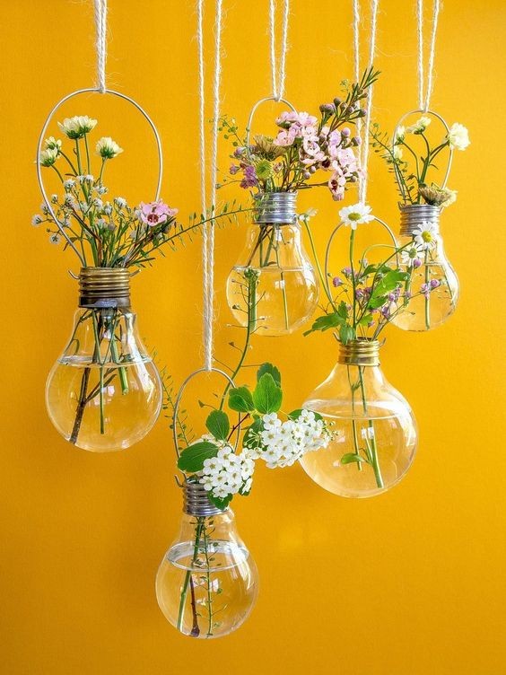 7. Vielleicht haben Sie schon alte Glühbirnen gesehen, die in hängende Blumentöpfe oder Miniterrarien umgewandelt wurden