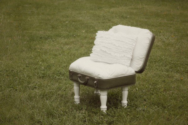 9. Een kleine fauteuil gemaakt van een oude koffer