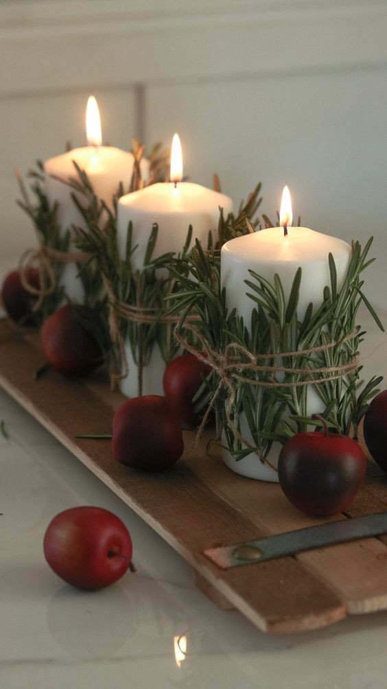 2. Als je deze ideeën tijdens de feestdagen gebruikt plaats de takjes verticaal met touw en eventueel wat rood fruit
