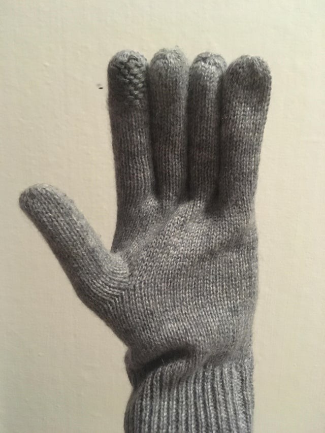 13. Chi ha creato questi guanti forse non sa che le dita della mano, di solito, hanno dimensioni diverse...