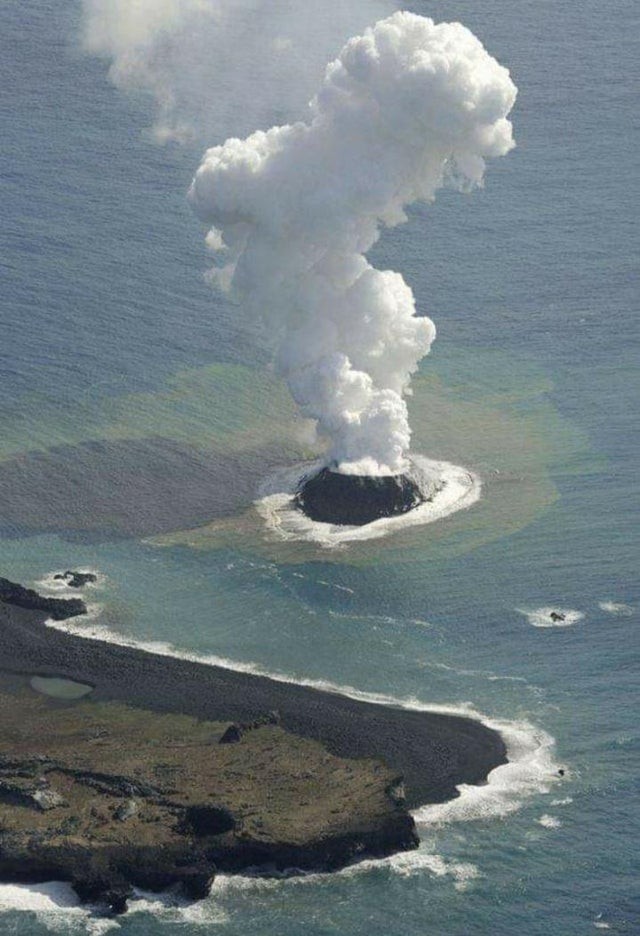 15. Une éruption volcanique sous-marine au large des côtes du Japon qui a donné naissance à une nouvelle île