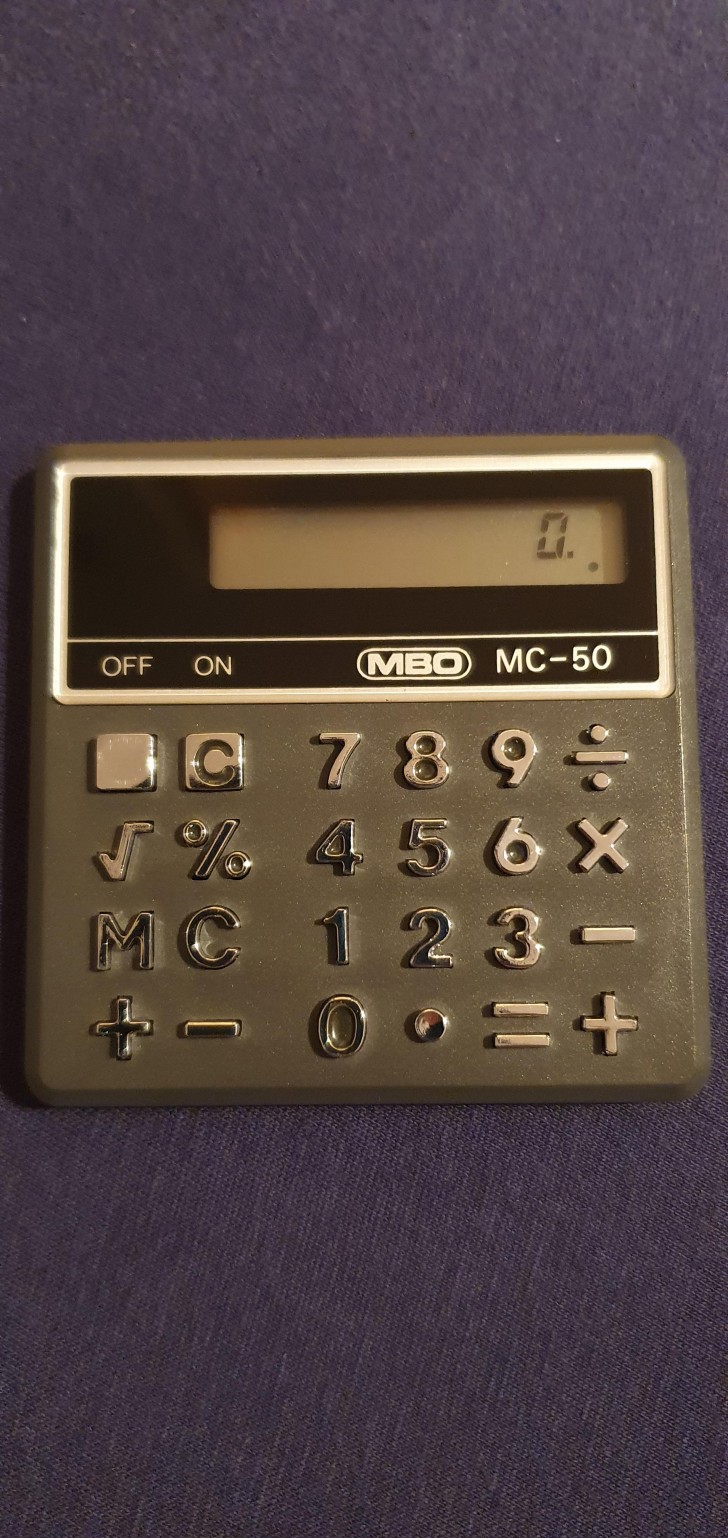 1. Cette calculatrice date du début des années 1980 et possède des touches en forme de symboles et de chiffres qu'elles représentent : elle fonctionne aujourd'hui comme à l'époque !
