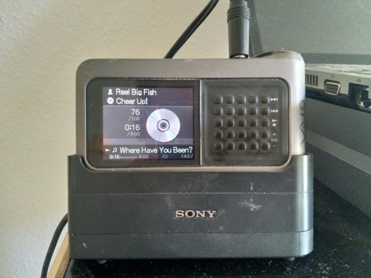 4. J'ai trouvé mon vieux lecteur MP3 qui fonctionne encore avec plus de 3 000 chansons de mon adolescence !
