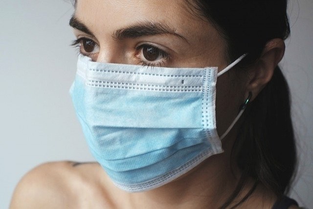 Alcune grandi aziende internazionali hanno cambiato i piani di produzione per fornire mascherine chirurgiche. 