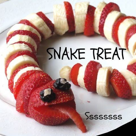 9. Un serpente fatto con fette di fragole e banane