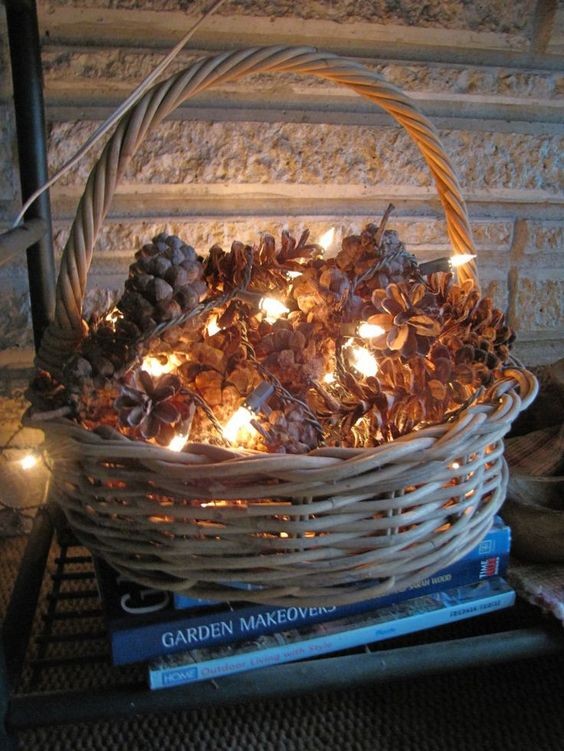 3. Een eenvoudige rieten mand met dennenappels wordt een eenvoudige kerstdecoratie als je alleen de lichtjes toevoegt