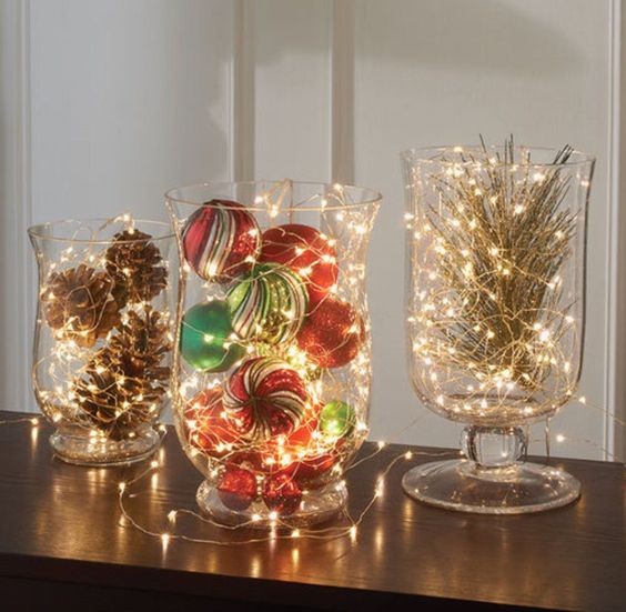 5. Glazen vazen gevuld met ornamenten en lichtjes