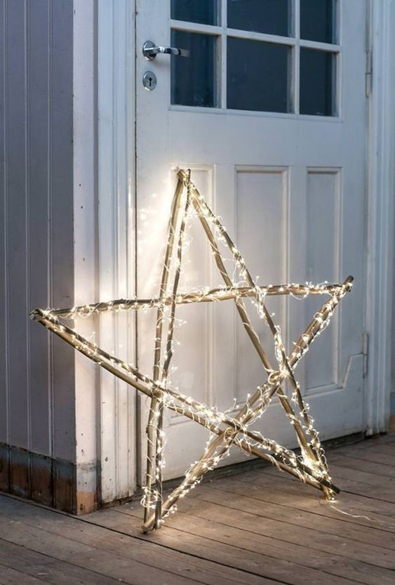 8. Een eenvoudige stervormige decoratie van hout en lichtjes