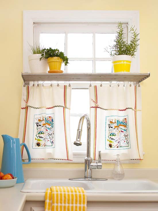 7. Besonders dekorative Tücher können zu Küchenvorhängen verarbeitet werden
