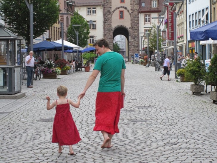 A filha gosta de usar saias, então o pai dela começou a usar também!