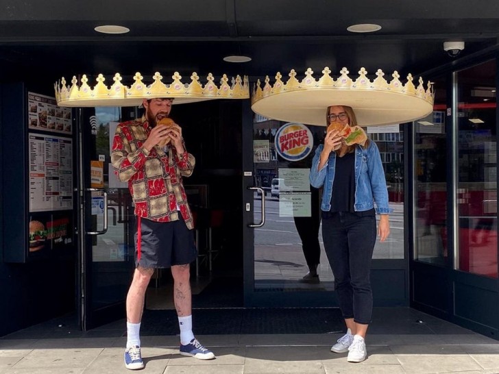 Burger King a adopté les maxi sombreros pour s'assurer que ses clients restent à distance les uns des autres.