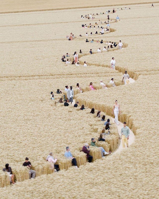 Ein französischer Designer organisierte eine Modeveranstaltung inmitten eines Weizenfeldes.