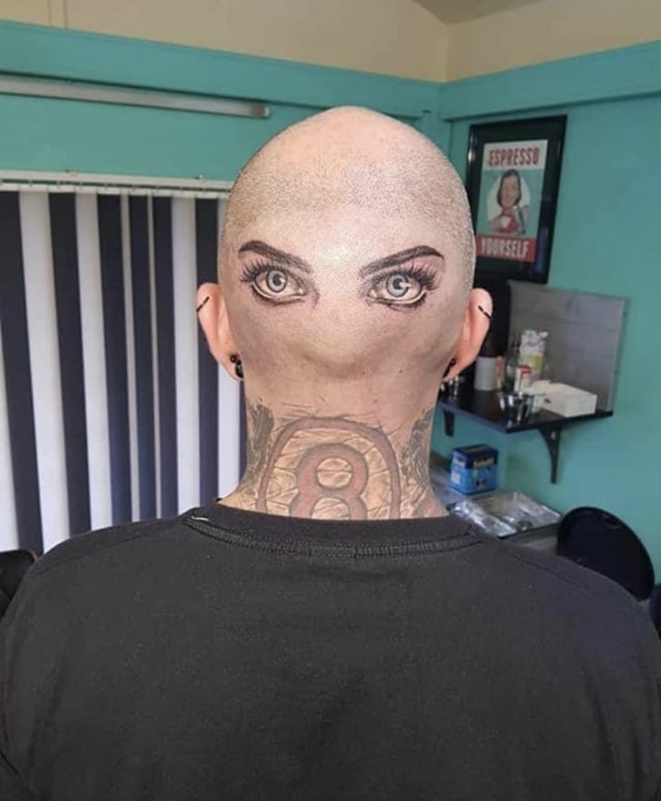 1. Os olhos que ele tatuou não ficariam mal desenhados... mas é a escolha do lugar da tatuagem a ser de mau gosto!