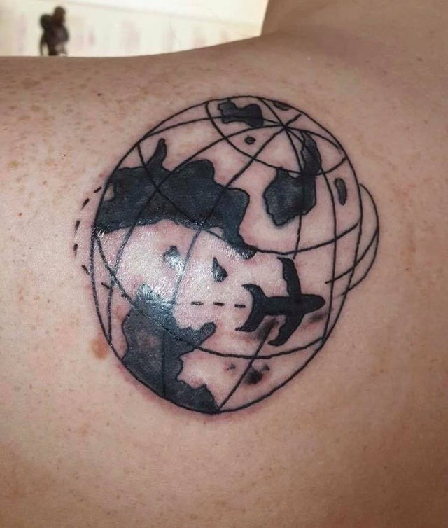 11. Para os amantes de viagens... é uma pena que o tatuador não tenha conseguido desenhar o globo corretamente