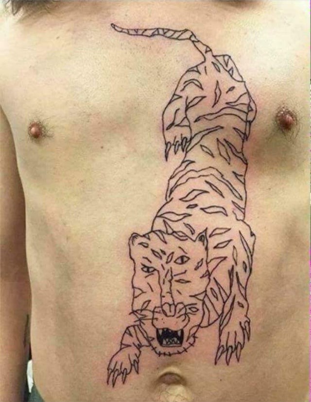 5. Ele estava tentando parecer durão com uma tatuagem ameaçadora de tigre por todo o tórax, mas ao invés disso...