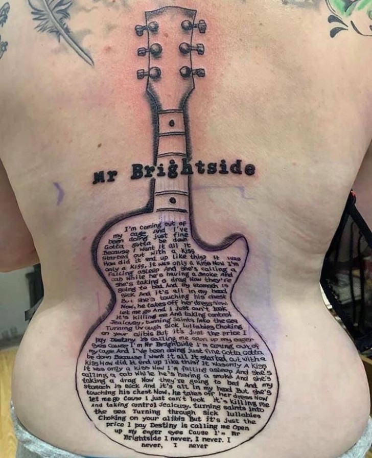 8. Quando você absolutamente não quer esquecer uma palavra de sua música favorita e decide tatuar o texto dentro de um enorme violão desenhado em suas costas