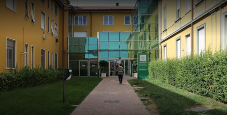 A entrada do hospital onde a esposa de Stefano está hospitalizada