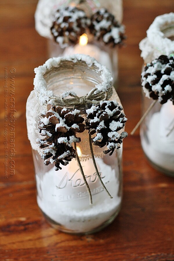 1. Une idée qui ne se démode jamais : des petites pommes de pin pour le bord des vases en verre, décorés avec de la fausse neige