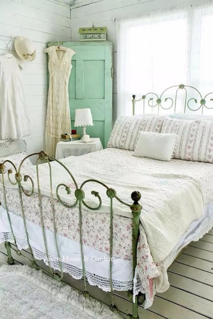 6. La structure du lit en fer forgé est parfaite dans une chambre où prédomine le bois aux couleurs douces mais à l'aspect vécu