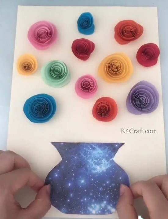 4. Create roselline con ogni colore che volete, incollate il vaso nella parte bassa di un foglio di carta (o cartoncino) bianco (ma potete anche scegliere altri colori) e poi disponete le rose dove volete
