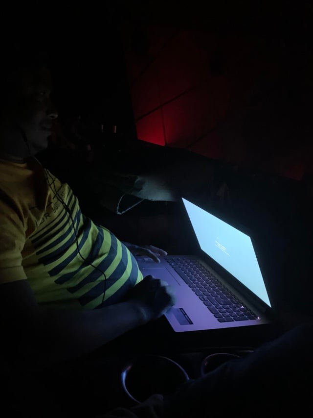 4. "Ce type est assis à côté de moi au cinéma... il utilise son PC pendant le film."