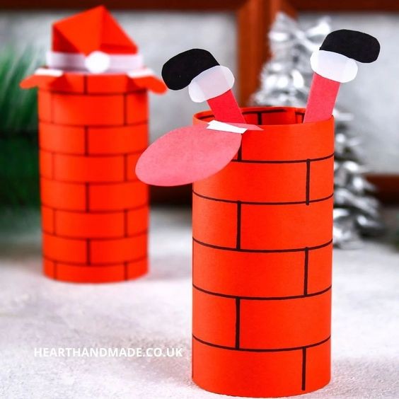 5. Ontwerp of bedek de rollen met decoratiepapier zodat ze eruit zien als schoorstenen waar de kerstman in sluipt