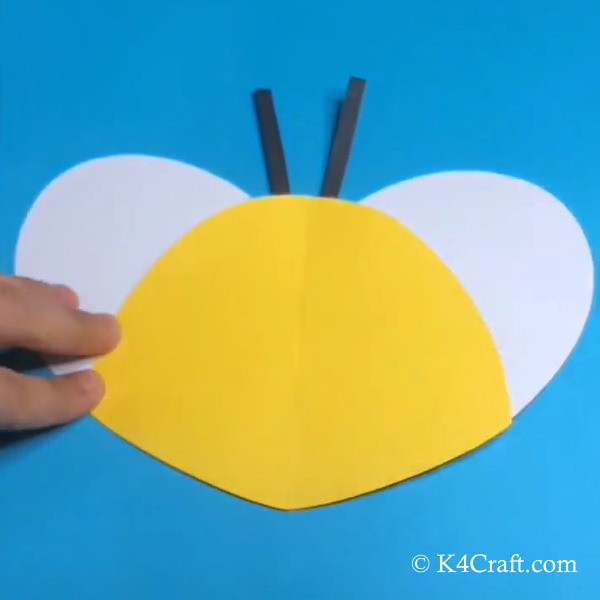 3. Ritagliate la forma a mezzaluna gialla da incollare al di sopra (coprirà la base delle antenne), in modo che combaci perfettamente con i bordi bianchi al di sotto