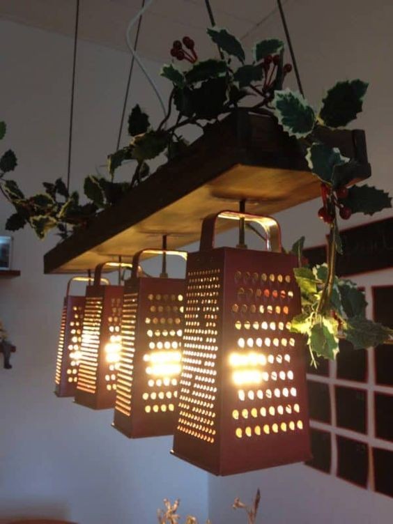 1. Un lampadario rustico con vecchie grattugie