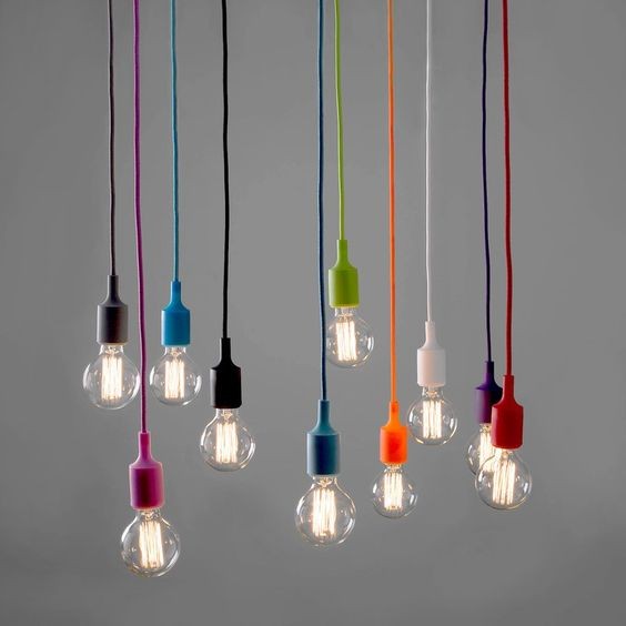 3. Si vous aimez les grandes ampoules suspendues, pourquoi ne pas jouer avec les couleurs pour une installation pop ?