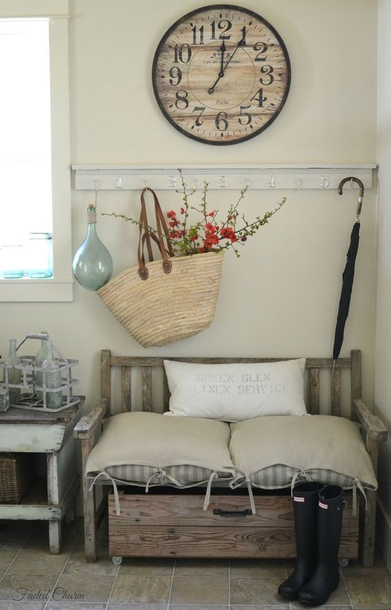 8. Eine abgenutzte Gartenbank aus Holz, eine schlichte Wandgarderobe und eine große Uhr: Das passt perfekt neben die Haustür