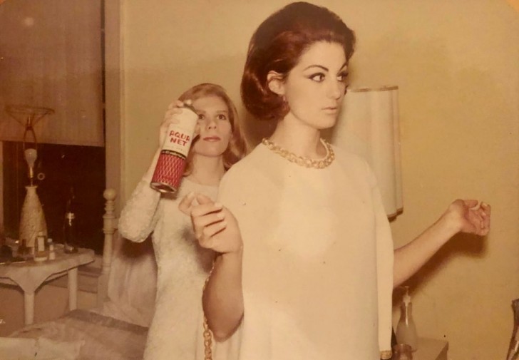 "Mijn oma die zich voorbereidt op haar huwelijk, 1968."
