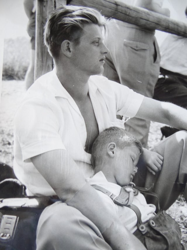 "Mijn vader die bij mijn opa op schoot slaapt, 1963."