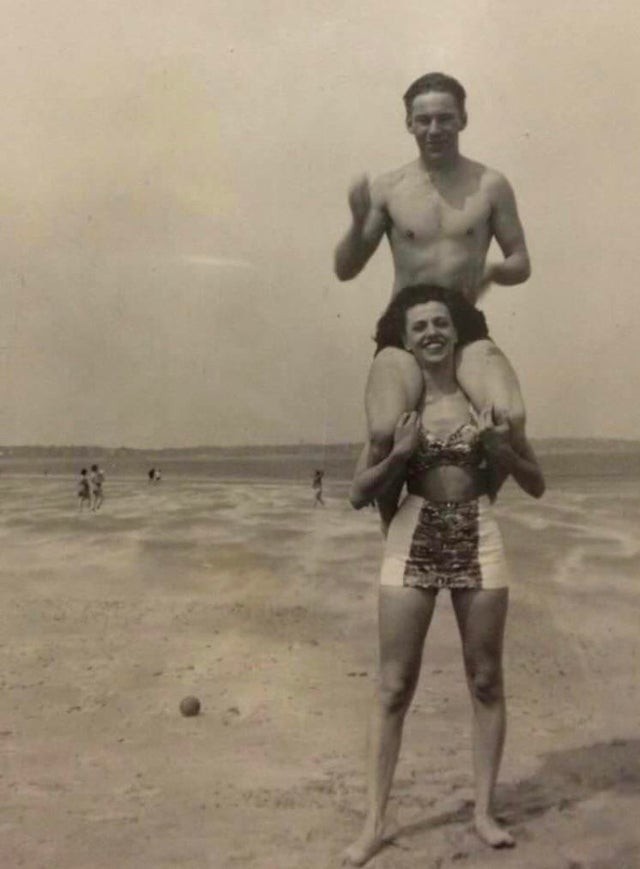 "Mijn opa op de rug bij mijn oma, 1940."