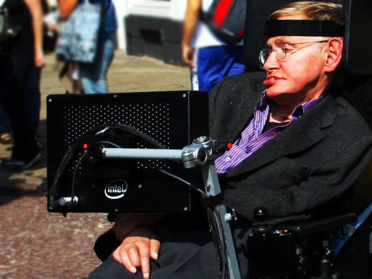 4. Stephen Hawking preoccupò tutti fingendosi morto durante uno scherzo fatto a un cameraman