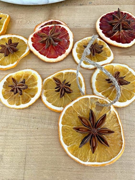3. Citrons, oranges et anis étoilé du Japon : une guirlande prête à accrocher où vous voulez