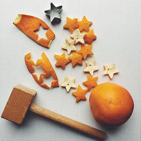 6. En utilisant les formes pour les gâteaux, ou n cutter, vous pouvez obtenir des étoiles, des petits coeurs et beaucoup d'autres éléments du fruit, et créer des guirlandes