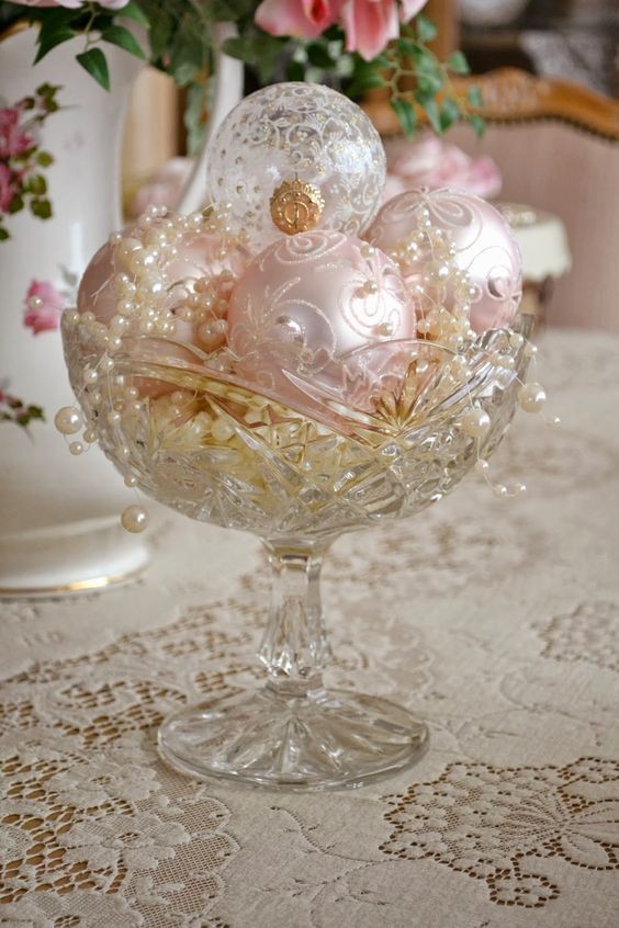 1. Kies rijkelijk versierde ornamenten en plaats ze in een elegante glazen houder, eventueel met een aantal parels