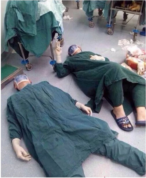 Dois cirurgiões depois de uma operação muito longa: cansaço e satisfação!