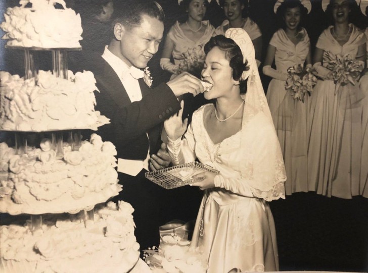 Mes grands-parents coupent le gâteau ; on est en 1950.
