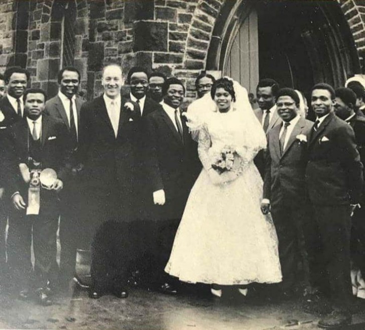 Mes grands-parents heureux et entourés d'amis et de famille le jour de leur mariage à Boston en 1962 !