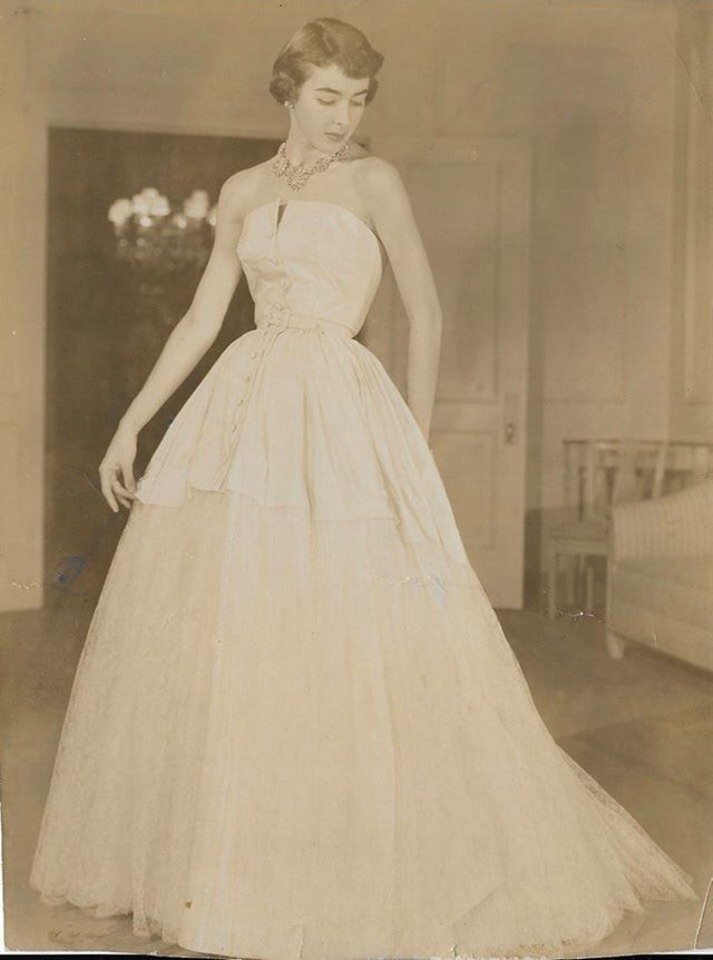 Minha avó usando um vestido de noiva Christian Dior na década de 1940. Uau!