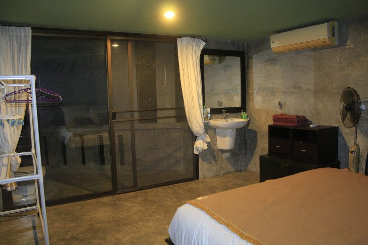 19. La chambre dans notre maison de location en Thaïlande : la salle de bain était pratiquement sur le balcon !