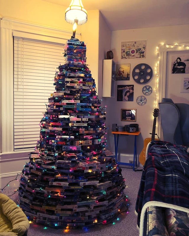 15. Para los amantes del cine: ¡Un árbol de Navidad realizado directamente con estuches de viejos VHS y DVD!